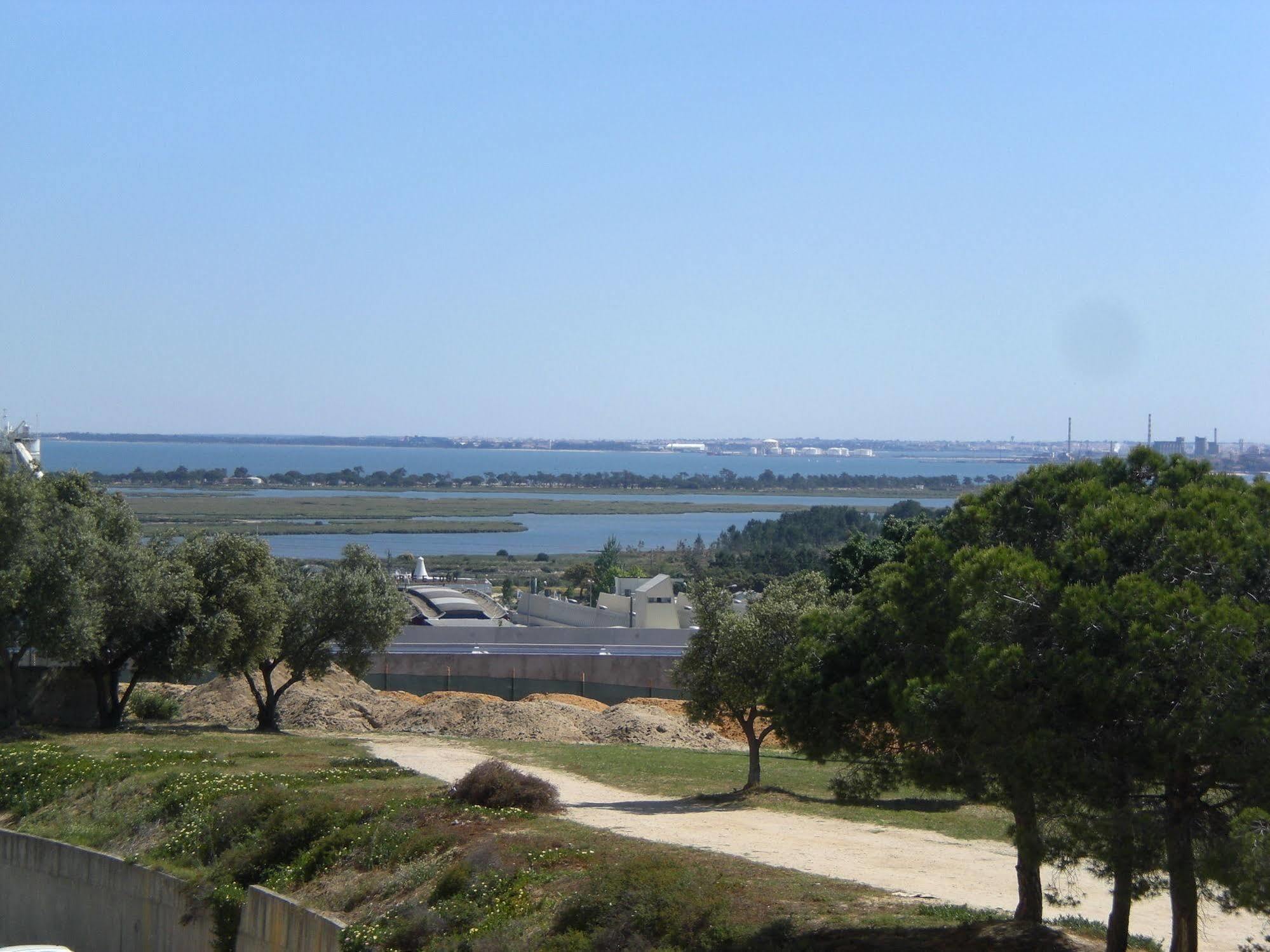 Homestay Marialva Park Seixal  Bagian luar foto