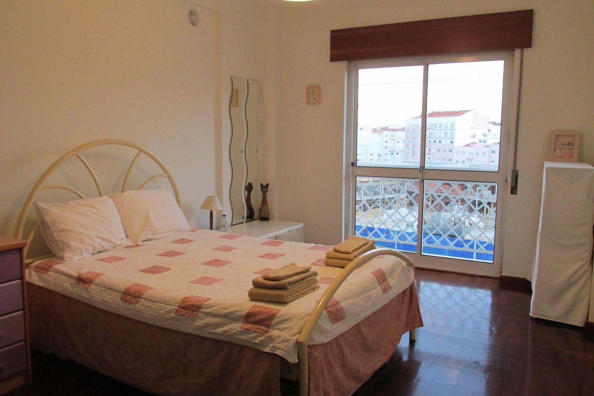 Homestay Marialva Park Seixal  Bagian luar foto